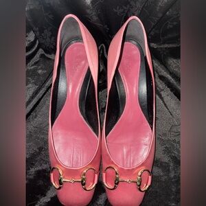 Woman’s Gucci size 7.5 satin pumps